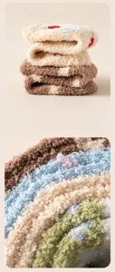 Makrodetailansicht von dicken Korallenvlies-Socken mit extrem weicher Plüsch-Textur