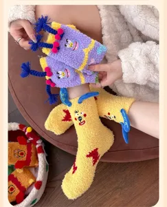 Nahaufnahme von niedlichen Cartoon-Flauschsocken mit dicker Textur und 3D-Details