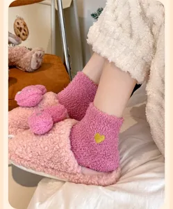 Detailansicht gemütlicher lila Korallenfleece-Socken mit kleinem goldenem Herz-Aufnäher