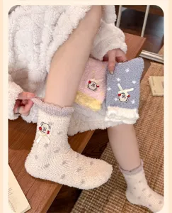 Detailansicht dicker Korallenfleece-Wintersocken mit niedlicher Bärenstickerei