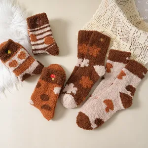 Dicke Korallenfleece-Socken für Damen, warme Wadenhohe Wintersocken in Erdtönen.
