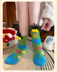 Detail von flauschigen grünen Cartoon-Monster-Socken mit 3D-Augen und Haaren für Damen.