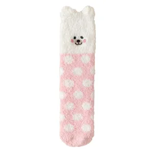 Kuschelige Damen Korallenfleece Socken mit rosa Punkten und süßem Bärengesicht Motiv