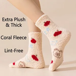 Gemütliche beige Korallenvlies-Socken mit Apfel- und Bärenmuster für den Winter