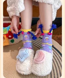 Nahaufnahme süßer lila Cartoon-Flauschsocken mit Zöpfen, getragen mit Hausschuhen.
