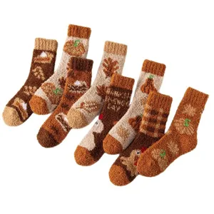 Warme Korallenfleece-Socken mit herbstlichen Truthahn- und Blattmustern für Damen.
