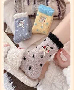 Gemütliche Korallenvlies-Socken mit süßer Bärenstickerei und zarten Schleifendetails für den Winter