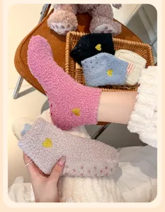 Detailansicht gemütlicher Korallenfleece-Socken mit Antirutschsohle und Stickerei
