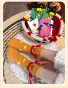 Nahaufnahme von niedlichen Cartoon-Socken mit Plüschfiguren und warmer Textur für Zuhause