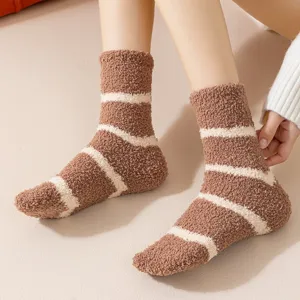 Gemütliche braun-weiß gestreifte flauschige Korallenvlies-Socken für warme Wintertage zu Hause