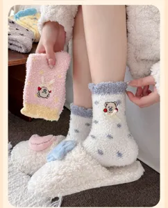 Kuschelige Korallenfleece-Socken mit Bärenstickerei und Schleife für warme Winter