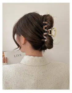Detailansicht einer eleganten gewellten Schildpatt Haarklammer für Dutt-Frisuren