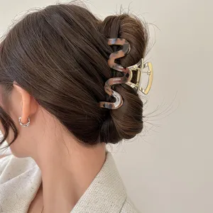 Große gewellte Haarklammer aus Acetat in Schildpatt-Optik für elegante Damenfrisuren