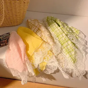 Pañuelos triangulares de encaje y cuadros de estilo pastoral en varios colores