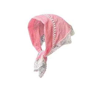 Pañuelo de cabeza triangular rosa estilo francés con encaje blanco y pompones para verano.