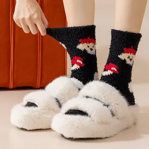 Gemütliche schwarze Korallenfleece-Socken mit Bärenmuster und flauschigen Hausschuhen