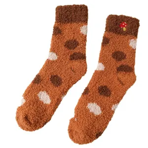 Dicke warme Korallenvlies-Socken für Damen mit süßer Pilzstickerei und Punkten