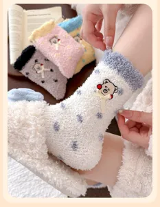Detailansicht flauschiger Korallenvlies-Wintersocken mit süßem Teddybär und Schleife