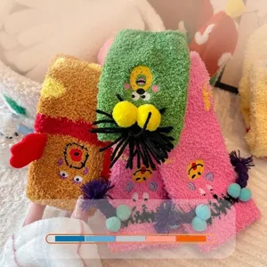 Set mit dicken bunten flauschigen Cartoon-Monster-Socken für gemütliche Wintertage