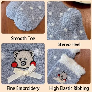 Detailansicht flauschige Korallenfleece-Socken mit Bärenstickerei und Schleifendetail