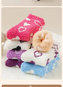 Makrodetail bunter Korallenfleece-Socken mit Herzmuster und weicher Textur für Frauen