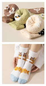 Detaillierte Textur dicker Korallenfleece-Wintersocken mit süßen Cartoon-Tiermustern
