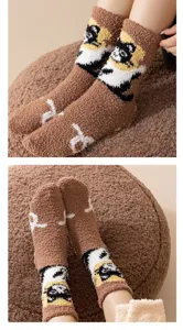 Detailansicht dicker Korallenvlies-Wintersocken mit einem niedlichen Zeichentrick-Katzenmuster