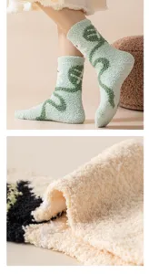 Nahaufnahme des weichen und dicken Korallenvliesgewebes für warme Wintersocken