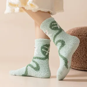 Weiche, warme mintgrüne Korallenfleece-Wintersocken mit süßem Dino-Muster für Damen