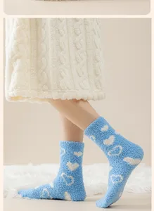 Detailansicht blauer Korallenfleece-Socken mit Herzmuster und weicher Textur