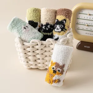Weiche Korallenfleece-Wintersocken mit süßen Tierfiguren in einem geflochtenen Korb