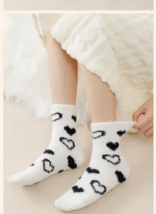 Detaillierte Ansicht weißer Korallenfleece-Socken mit Herzmustern für gemütlichen Komfort