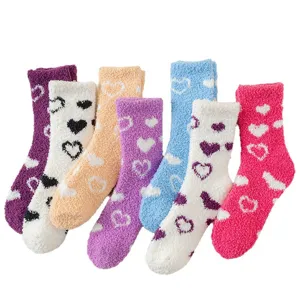 Flauschige Damen Socken aus Korallenvlies mit Herzmuster in verschiedenen Farben