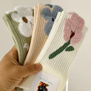 Women's Retro Floral Jacquard Cable Knit Crew Socks Thickened Winter Cotton Mid Tube Socks Casual Floral Patterned Hosiery