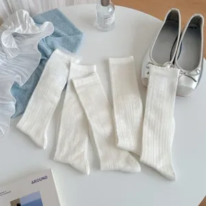 Eleganti calze bianche sottili stile balletto per donna con trama a costine e pizzo