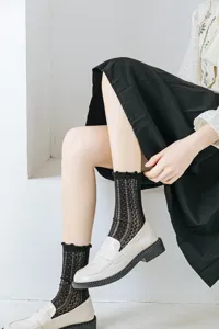 Calze eleganti in pizzo nero con bordi a volant per outfit in stile Lolita e moda JK.