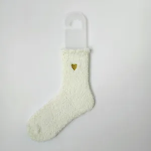 Flauschige weiße Korallenfleece-Socke mit kleinem goldenem Herz, dicker Winterschutz