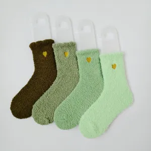 Vier Paar dicke Korallenvlies-Socken in Grüntönen mit Herzstickerei für den Winter