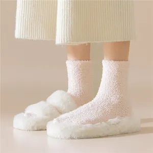 Detalle de calcetines de coralina rosa con pantuflas blancas de pelo muy suaves