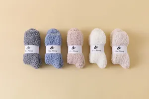 Detailansicht von fünf bunten Korallenvlies-Socken mit weicher, flauschiger Textur.