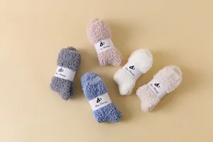 Detailansicht verschiedener Farben weicher Korallenvlies-Flauschsocken für den Winter