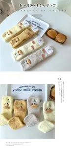 Gros plan détaillé de chaussettes en polaire corail avec d'adorables têtes de canard.