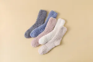 Detail von fünf Paaren weicher Korallenvlies-Flauschsocken in Pastellfarben.