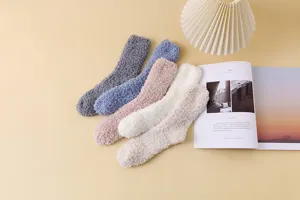 Detailansicht von dicken und weichen Korallenvlies-Wintersocken in verschiedenen Pastellfarben.