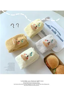 Vue détaillée du canard 3D mignon sur des chaussettes d'hiver épaisses en polaire corail.