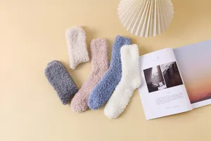 Weiche Korallenfleece-Socken in Pastellfarben für winterliche Wärme und Komfort.