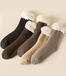 Nahaufnahme von fünf Paar dicken, fleecegefütterten Herren-Wintersocken in Farben