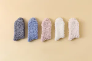 Detailansicht von fünf weichen Korallenfleece-Socken in Unifarben mit Plüschtextur