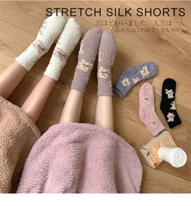 Weiche Korallenfleece-Socken mit niedlichen Bärenmustern in verschiedenen Pastellfarben
