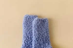 Detailansicht von weichen lila Korallenfleece-Socken mit flauschiger und warmer Plüschtextur